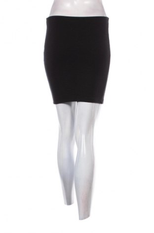 Пола Bershka, Размер S, Цвят Черен, Цена 3,57 €