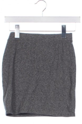 Пола H&M Divided, Размер XS, Цвят Сив, Цена 2,04 €