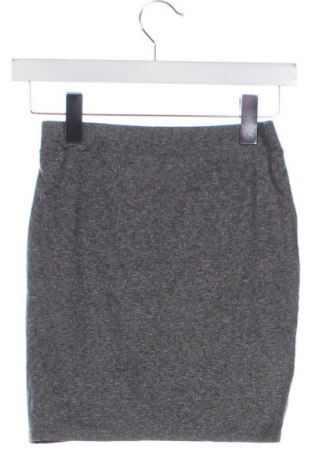 Пола H&M Divided, Размер XS, Цвят Сив, Цена 2,04 €