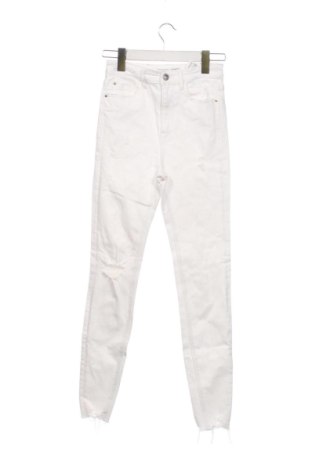 Damskie jeansy Stradivarius, Rozmiar XXS, Kolor Biały, Cena 71,97 zł, #137344113