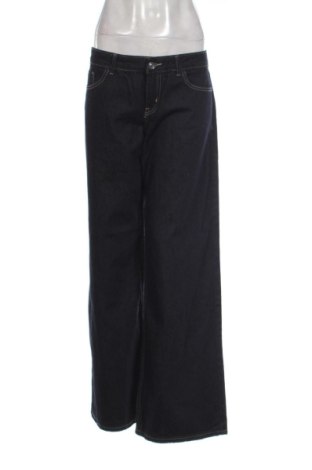 Blugi de femei Bershka, Mărime L, Culoare Albastru, Preț 68,24 Lei, #137397039