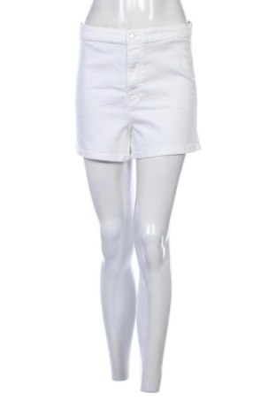 Pantaloni scurți de femei Sinsay, Mărime M, Culoare Alb, Preț 51,00 Lei, #137376377