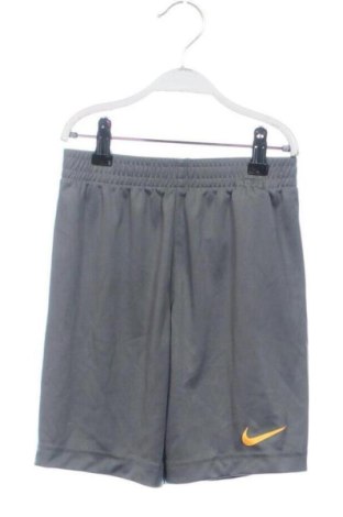 Παιδικό κοντό παντελόνι Nike, Μέγεθος 5-6y/ 116-122 εκ., Χρώμα Γκρί, Τιμή 33,99 €, #137317277