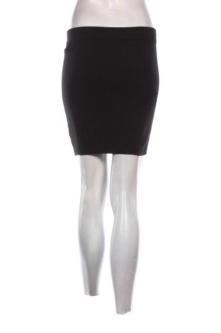 Пола Bershka, Размер M, Цвят Черен, Цена 2,04 €