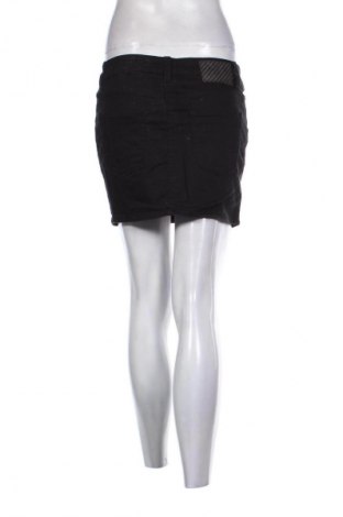 Пола H&M Divided, Размер S, Цвят Черен, Цена 2,55 €