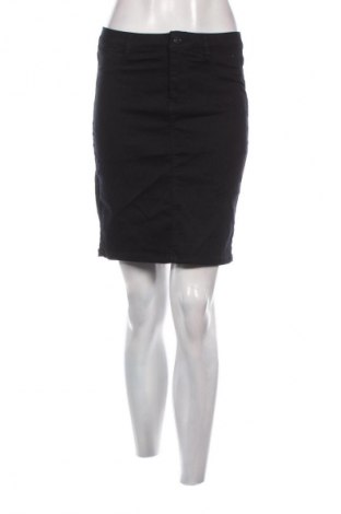 Пола Vero Moda, Размер M, Цвят Черен, Цена 2,04 €