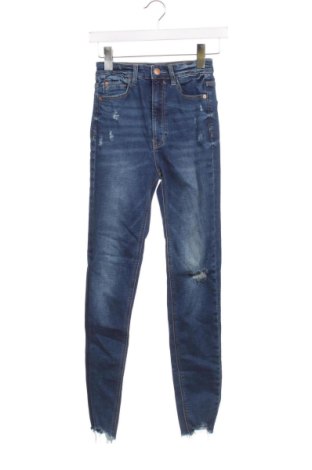 Damskie jeansy Stradivarius, Rozmiar XXS, Kolor Niebieski, Cena 46,57 zł, #137424193