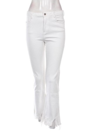 Blugi de femei Zara, Mărime L, Culoare Alb, Preț 78,74 Lei, #137433529
