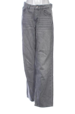 Blugi de femei Bershka, Mărime M, Culoare Gri, Preț 78,74 Lei, #137435863