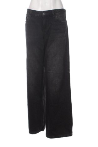 Damskie jeansy Bershka, Rozmiar M, Kolor Czarny, Cena 71,97 zł, #137441718