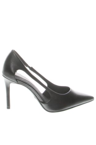Obuwie damskie Tamaris, Rozmiar 35, Kolor Czarny, Cena 275,18 zł, #137403096