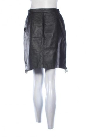 Пола Unbranded, Размер S, Цвят Черен, Цена 2,55 €