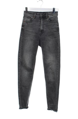Damskie jeansy Stradivarius, Rozmiar XS, Kolor Szary, Cena 41,94 zł, #137464498