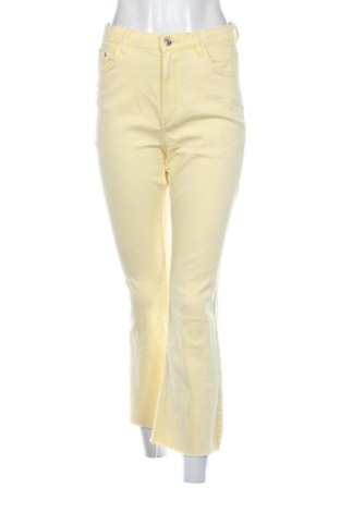 Damskie jeansy Bershka, Rozmiar M, Kolor Żółty, Cena 82,51 zł, #137501870
