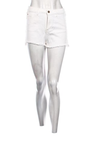 Pantaloni scurți de femei Stradivarius, Mărime S, Culoare Alb, Preț 57,74 Lei, #137474405