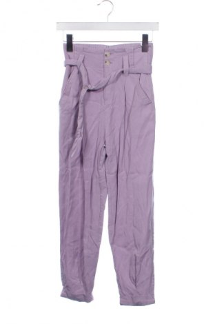 Damskie spodnie Bershka, Rozmiar XS, Kolor Fioletowy, Cena 27,65 zł