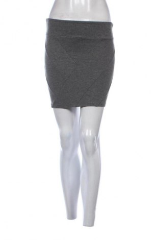 Пола Stradivarius, Размер S, Цвят Сив, Цена 2,04 €