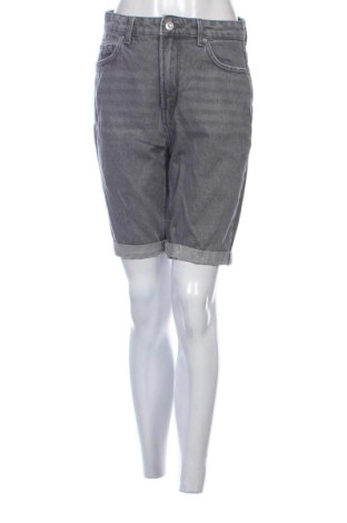 Pantaloni scurți de femei Bershka, Mărime M, Culoare Gri, Preț 56,99 Lei, #137525179