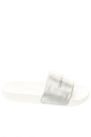 Чехли Calvin Klein Jeans, Размер 36, Цвят Сребрист, Цена 24,03 €, #133064388
