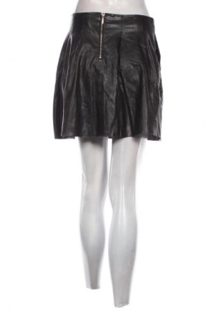 Кожена пола Stradivarius, Размер M, Цвят Черен, Цена 13,00 €