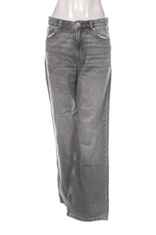Blugi de femei Bershka, Mărime L, Culoare Gri, Preț 83,08 Lei, #137589627