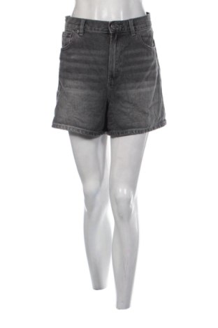Дамски къс панталон Pull&Bear, Размер L, Цвят Сив, Цена 11,24 €, #137547083