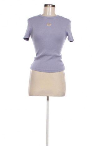 Damen Shirt Calvin Klein Jeans, Größe XS, Farbe Lila, Preis 57,99 €