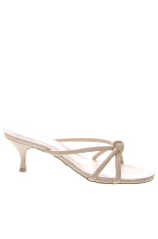 Чехли Guess, Размер 36, Цвят Бежов, Цена 122,70 €, #137626658