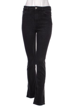 Damskie jeansy Bershka, Rozmiar M, Kolor Czarny, Cena 75,01 zł, #137614048
