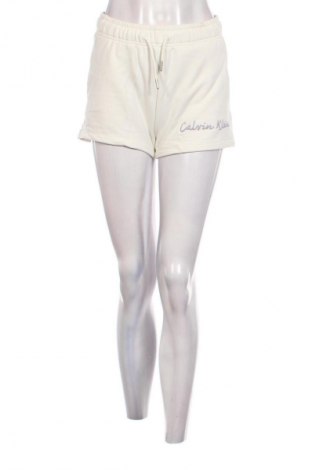 Дамски къс панталон Calvin Klein Jeans, Размер L, Цвят Екрю, Цена 21,47 €, #133245488
