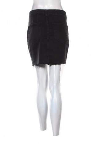 Пола Bershka, Размер M, Цвят Черен, Цена 4,09 €