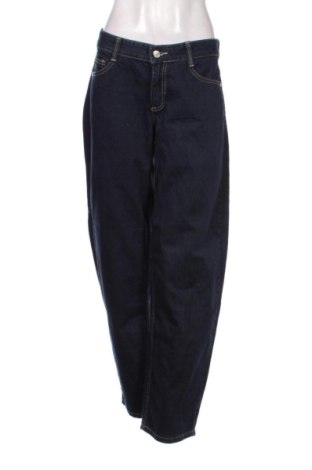 Blugi de femei Bershka, Mărime M, Culoare Albastru, Preț 94,48 Lei, #137665659