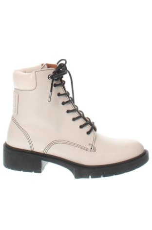 Botine de damă Coach, Mărime 38, Culoare Ecru, Preț 1.123,30 Lei, #137764100