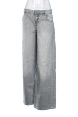 Дамски дънки Bershka, Размер XL, Цвят Сив, Цена 16,77 €, #137733486