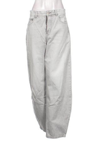 Blugi de femei Bershka, Mărime M, Culoare Gri, Preț 78,74 Lei, #137729359