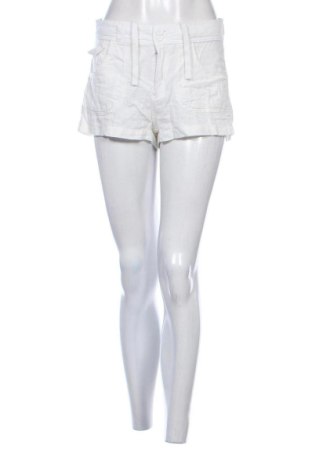 Pantaloni scurți de femei Bershka, Mărime S, Culoare Alb, Preț 42,00 Lei, #137747429