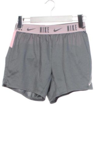 Pantaloni scurți pentru copii Nike, Mărime 11-12y/ 152-158 cm, Culoare Gri, Preț 75,99 Lei, #137725252