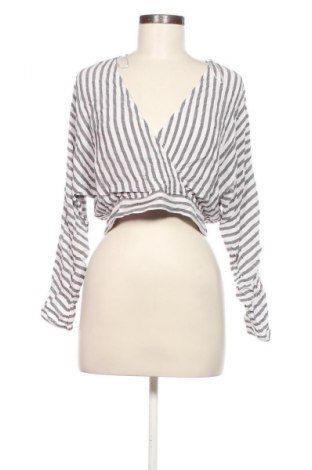 Damen Shirt Bershka, Größe M, Farbe Mehrfarbig, Preis 1,99 €