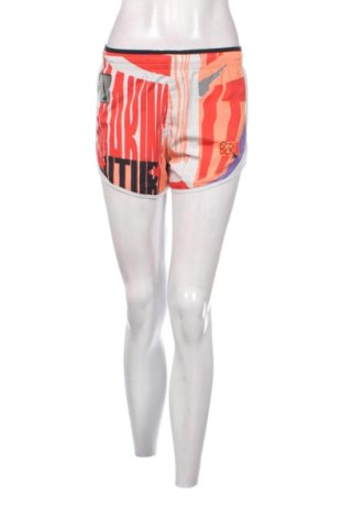 Pantaloni scurți de femei Nike, Mărime S, Culoare Multicolor, Preț 91,00 Lei, #137799436