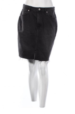 Пола Bik Bok, Размер M, Цвят Черен, Цена 2,55 €