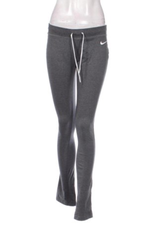 Pantaloni trening de femei Nike, Mărime S, Culoare Gri, Preț 110,35 Lei, #137820932
