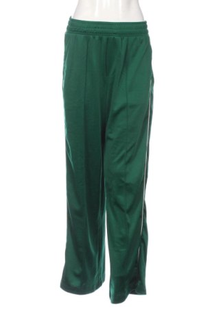 Pantaloni trening de femei Bershka, Mărime L, Culoare Verde, Preț 78,74 Lei, #137819617