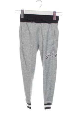 Pantaloni de trening, pentru copii Nike, Mărime 3-4y/ 104-110 cm, Culoare Gri, Preț 204,71 Lei, #137810159