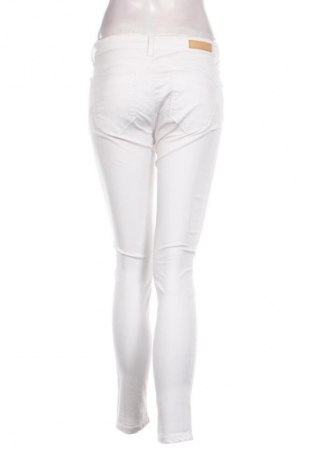 Γυναικείο Τζίν Stradivarius, Μέγεθος M, Χρώμα Λευκό, Τιμή 5,12 €