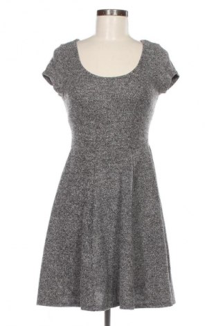 Kleid Now, Größe M, Farbe Grau, Preis € 5,99