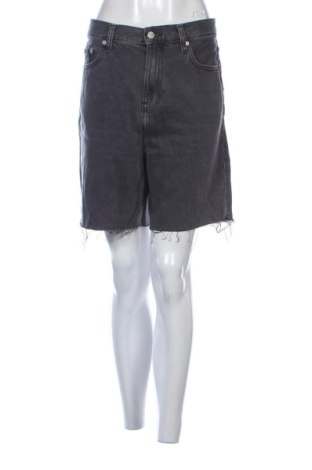 Дамски къс панталон Calvin Klein Jeans, Размер L, Цвят Сив, Цена 28,12 €, #137840533