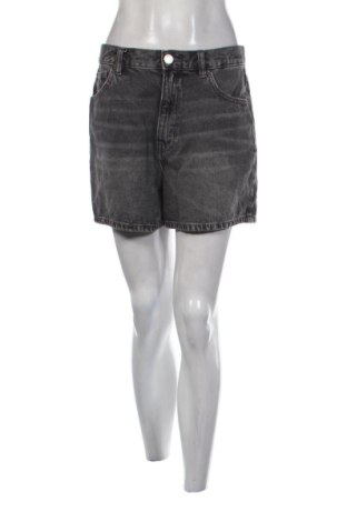 Pantaloni scurți de femei Pull&Bear, Mărime L, Culoare Gri, Preț 96,90 Lei, #137878394