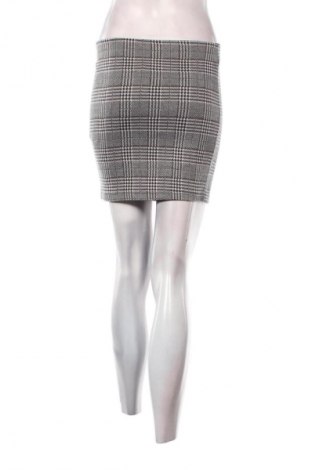 Пола Bershka, Размер S, Цвят Многоцветен, Цена 2,04 €