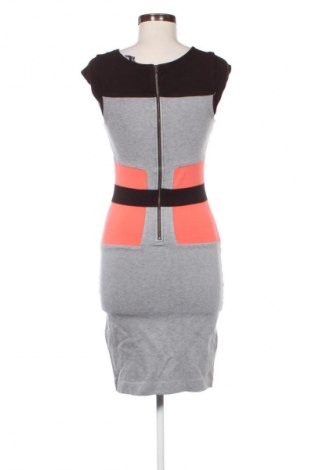 Šaty  French Connection, Velikost M, Barva Vícebarevné, Cena  279,00 Kč