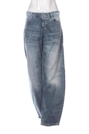 Γυναικείο Τζίν Bershka, Μέγεθος M, Χρώμα Μπλέ, Τιμή 15,24 €, #137908686